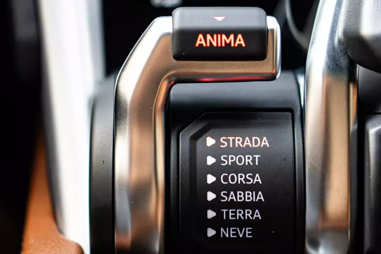 Lamborghini Urus cũng có sức mạnh đáng kinh ngạc như các chú bò tót 2 cửa khác trong gia đình, mẫu xe này được trang bị khối động cơ V8, tăng áp kép, dung tích 4.0 lít, cho ra công suất tối đa 641 mã lực tại vòng tua máy 6.000 vòng/phút và mô-men xoắn cực đại 850 Nm tại dải vòng tua máy từ 2.250 đến 4.500 vòng/phút.