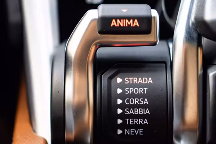 Lamborghini Urus cũng có sức mạnh đáng kinh ngạc như các chú bò tót 2 cửa khác trong gia đình, mẫu xe này được trang bị khối động cơ V8, tăng áp kép, dung tích 4.0 lít, cho ra công suất tối đa 641 mã lực tại vòng tua máy 6.000 vòng/phút và mô-men xoắn cực đại 850 Nm tại dải vòng tua máy từ 2.250 đến 4.500 vòng/phút.