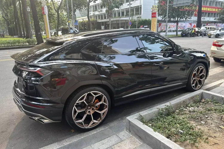 Chính vì điều này mà đã có hàng chục chiếc Lamborghini Urus nhập khẩu về Việt Nam, 1 số xe còn nhanh chóng bị chủ nhân bán lại, khi chỉ trải nghiệm hơn 1 vạn km, cá biệt có xe chỉ mới lăn bánh được 1.500 km, trong bài hôm nay, 1 chiếc Lamborghini Urus mới chạy hơn 10.000 km sẽ là nhân vật chính.