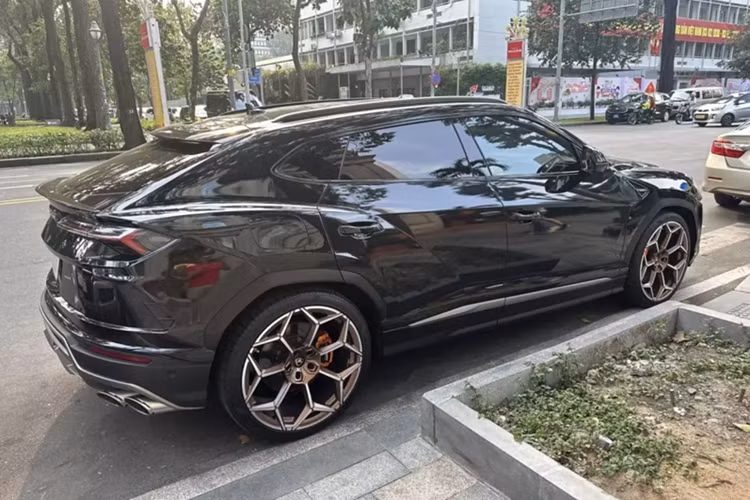 Chính vì điều này mà đã có hàng chục chiếc Lamborghini Urus nhập khẩu về Việt Nam, 1 số xe còn nhanh chóng bị chủ nhân bán lại, khi chỉ trải nghiệm hơn 1 vạn km, cá biệt có xe chỉ mới lăn bánh được 1.500 km, trong bài hôm nay, 1 chiếc Lamborghini Urus mới chạy hơn 10.000 km sẽ là nhân vật chính.