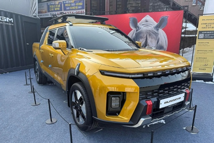 Musso EV thừa hưởng nhiều đường nét của bán tải điện KGM Musso EV thiết kế từ mẫu SUV Torres EVX với thân xe dài hơn, khoang chở hàng lộ thiên và các chi tiết hầm hố hơn. Đặc biệt, xe có kết cấu liền khối giữa thân xe và sàn xe, giúp tăng độ cứng vững và khả năng chịu tải.