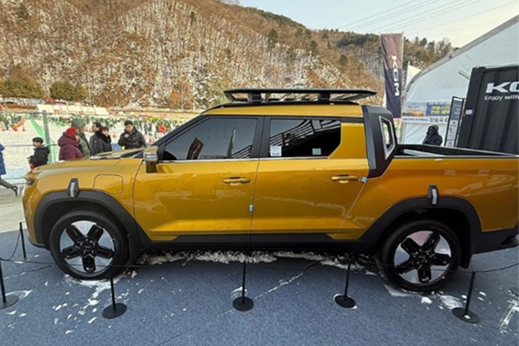 Xe sẽ có bảng đồng hồ taplo kỹ thuật số cùng màn hình cảm ứng trung tâm đồng kích thước 12.3 inch. Xe còn có một số trang bị đáng chú ý khác bao gồm: hệ thống âm thanh Alpine, hệ thống kiểm soát hành trình thích ứng thông minh và hệ thống camera 3D quan sát toàn cảnh.