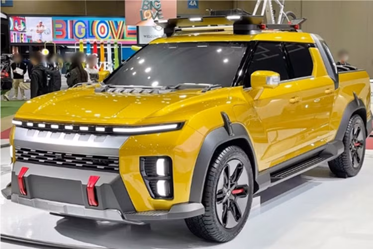 Mẫu bán tải KGM Musso EV chạy điện này được trang bị tiêu chuẩn vành hợp kim 17 inch và giá nóc tiện dụng. Khách hàng có thể tùy chọn lắp thêm nắp thùng phía sau, baga mui, đèn chiếu sáng phụ trợ…