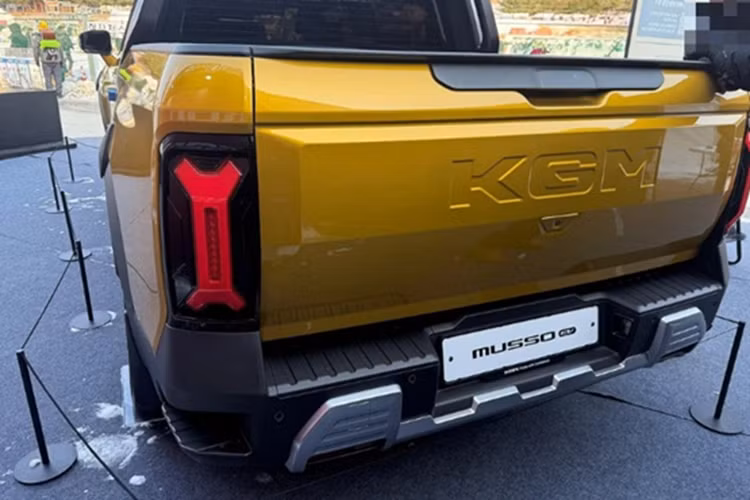 Dù chưa tiết lộ thêm tùy chọn động cơ khác nhưng hãng xác nhận rằng phiên bản động cơ đốt trong của Musso sẽ sớm được ra mắt. Tại Hàn Quốc, giá xe KGM Musso EV 2025 khởi điểm từ 48 triệu won (tương đương 857,6 triệu đồng).