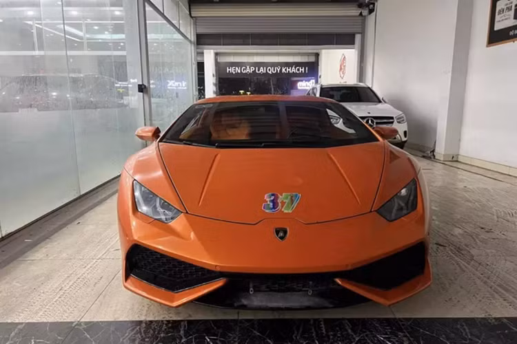 Riêng nắp động cơ làm từ sợi carbon trong gói độ Vorsteiner Novara Edizione cũng có giá lên tới 167 triệu đồng, khi còn thuộc sở hữu của chủ cũ là đại gia lan đột biến Sài Gòn vào năm 2021.