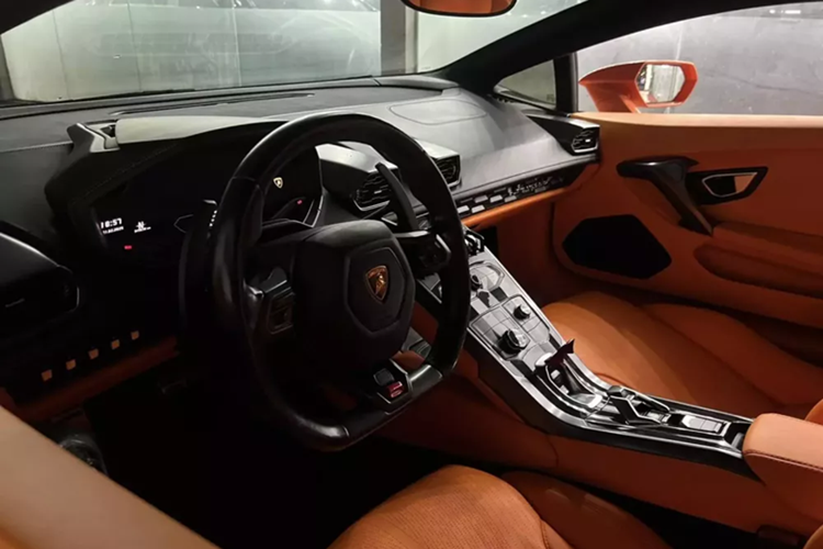 “Trái tim” của chiếc Lamborghini Huracan LP610-4 này là khối động cơ V10 hút khí tự nhiên, dung tích 5.2 lít. Cỗ máy này sản sinh công suất 610 mã lực tại vòng tua máy 8.250 vòng/phút và mô-men xoắn cực đại 560 Nm tại vòng tua máy 6.500 vòng/phút.