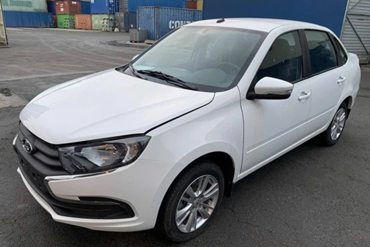 Dự kiến, giá khởi điểm của xe Lada Granta chỉ từ 360 triệu đồng và còn xe Lada Niva là khoảng 390 triệu đồng. Hiện phía Lada vẫn chưa xác nhận bất kỳ thông tin gì về lô xe trên.