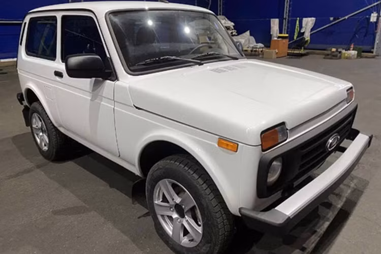 Lada Vesta là mẫu sedan lớn hơn nhưng vẫn được định vị “chung mâm” với Granta, nhưng xe lại sẽ sở hữu thiết kế hiện đại và trang bị cao cấp hơn.