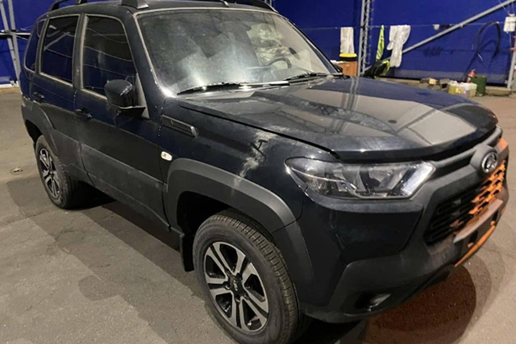Lada Niva là SUV 2 cửa giống kiểu Suzuki Jimny. Mẫu xe này cũng hướng tới off-road như Jimny. Lada Niva Travel được định vị là SUV cỡ A cao cấp nhất trong 4 xe ra mắt lần này. Kích thước của xe có thể tương đương Toyota Raize hay Kia Sonet.