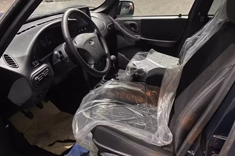 Người này chia sẻ, lô xe đang trên tàu vận chuyển sang Việt Nam có 4 mẫu gồm: Lada Niva, Lada Niva Travel, Lada Vesta, Lada Granta. Xe dự kiến cập bến Việt Nam vào khoảng tháng 3 tới đây để làm thủ tục kiểm định lấy giấy chứng nhận. Nếu suôn sẻ, những mẫu xe Nga này có thể ra mắt vào khoảng tháng 5/2025.