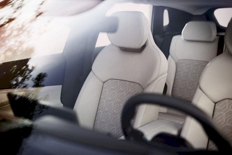 Bên cạnh đó, bộ mâm xe 21 inch với thiết kế khí động học cũng là điểm nhấn của mẫu SUV cỡ trung này. Lynk &amp; Co 08 sở hữu không gian nội thất cao cấp và hiện đại. Phía trước mặt người lái là bảng đồng hồ kỹ thuật số 12,3 inch hiển thị sắc nét các thông tin liên quan đến khả năng vận hành.