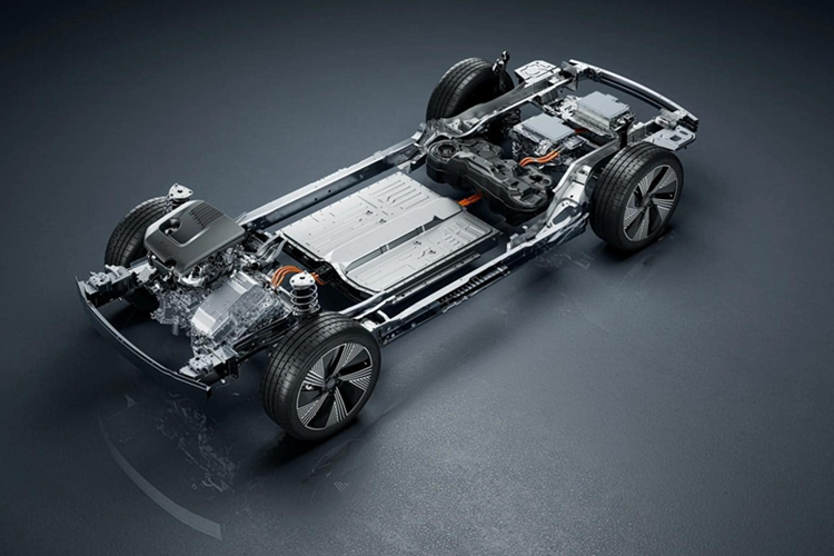 Màn hình cảm ứng trung tâm 15,4 inch đi kèm hệ thống giải trí Flyme Auto Meizu, mang đến hệ sinh thái ứng dụng dồi dào. Hệ thống âm thanh Harman Kardon 23 loa được bố trí khắp xung quanh xe. Ngoài ra, xe còn được trang bị cửa sổ trời toàn cảnh, hệ thống đèn viền nội thất và sạc điện thoại không dây.