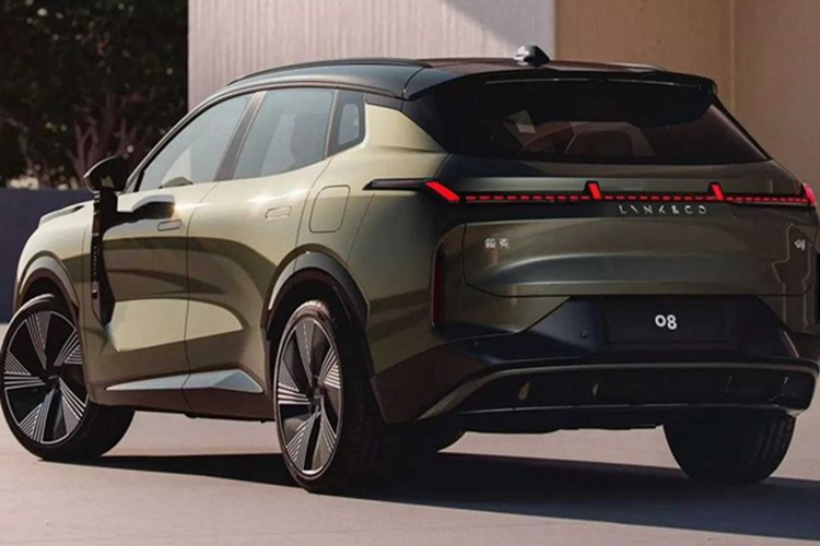 Tại đây, xe được trang bị cụm đèn pha hai tầng, với dải đèn LED định vị ban ngày thiết kế hình chữ Y vuốt ngược độc đáo. Bên cạnh đó, xe còn có dải đèn LED đặc biệt nằm vắt ngang qua khu vực mặt ca lăng và nối hai bên đèn pha. Được biết, bộ đèn này chứa 32 đèn LED ma trận, mang đến nhiều hiệu ứng lạ mắt.