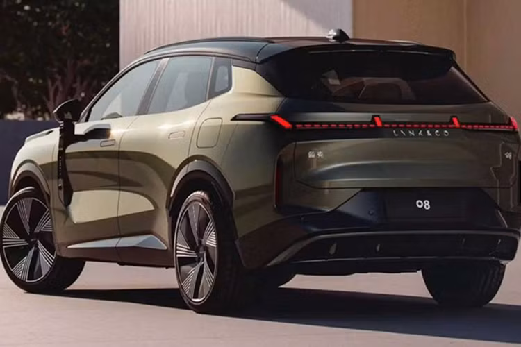 Tại đây, xe được trang bị cụm đèn pha hai tầng, với dải đèn LED định vị ban ngày thiết kế hình chữ Y vuốt ngược độc đáo. Bên cạnh đó, xe còn có dải đèn LED đặc biệt nằm vắt ngang qua khu vực mặt ca lăng và nối hai bên đèn pha. Được biết, bộ đèn này chứa 32 đèn LED ma trận, mang đến nhiều hiệu ứng lạ mắt.