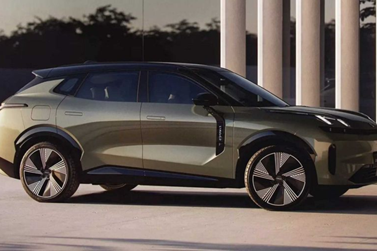 Lynk &amp; Co 08 lần đầu ra mắt vào năm 2023 tại Trung Quốc. Xe được định vị tại phân khúc SUV cỡ trung với thông số kích thước dài x rộng x cao lần lượt là 4.820 x 1.915 x 1.685 mm và chiều dài cơ sở đạt 2.848 mm. Lynk &amp; Co 08 mang thiết kế đậm chất tương lai, điều này thể hiện rõ nhất ở khu vực đầu xe.