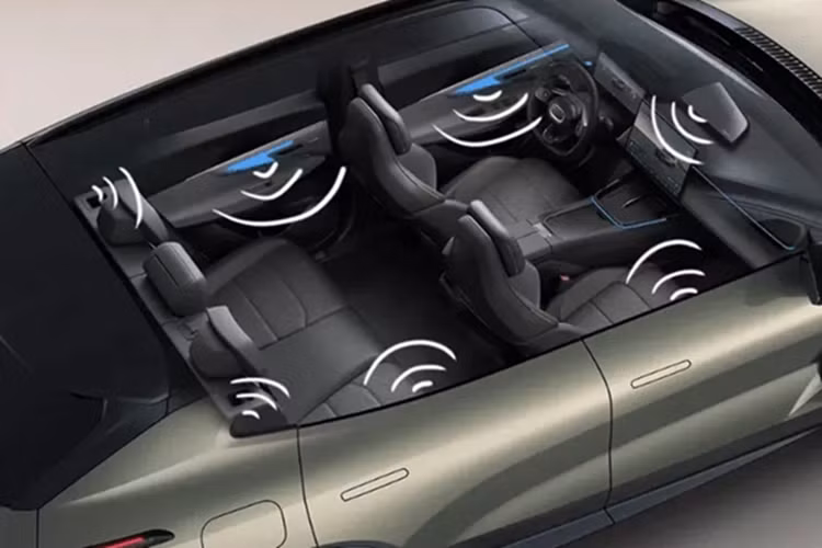 Sức mạnh giúp xe tăng tốc từ 0-100 km/h trong thời gian 4,6 giây. Hệ thống plug-in hybrid kể trên đi kèm với bộ pin ternary lithium dung lượng 39,6 kWh, giúp xe chạy được 245 km mà không cần dùng động cơ xăng.