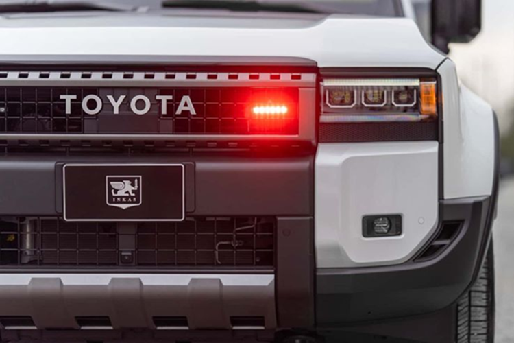 Đặc biệt, hệ thống lốp Runflat cho phép xe tiếp tục di chuyển ngay cả khi lốp bị thủng hoặc hỏng, một tính năng không thể thiếu trong các tình huống khẩn cấp. Để tăng cường bảo vệ, Inkas gia cố thêm thép chống đạn cho sàn xe, tường lửa, bình nhiên liệu và các cột xe. Các lớp giáp được thiết kế chồng lớp, loại bỏ mọi khe hở có thể bị đạn xuyên qua.