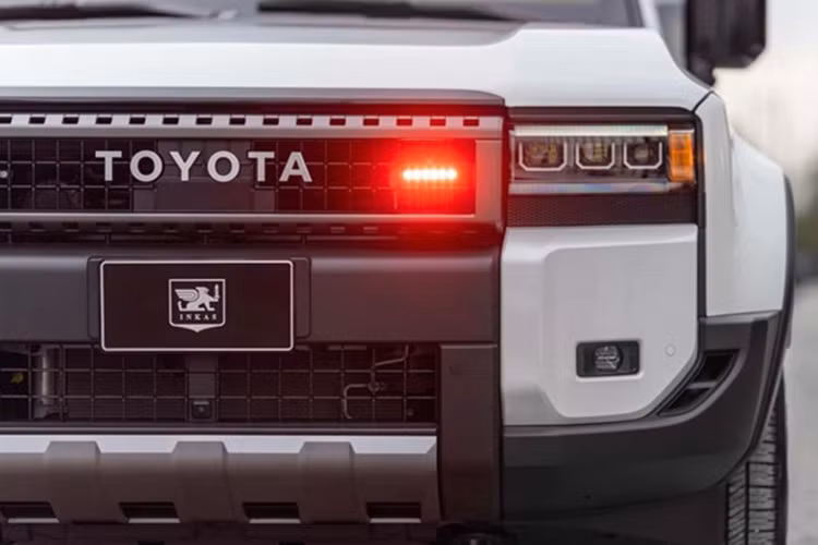 Đặc biệt, hệ thống lốp Runflat cho phép xe tiếp tục di chuyển ngay cả khi lốp bị thủng hoặc hỏng, một tính năng không thể thiếu trong các tình huống khẩn cấp. Để tăng cường bảo vệ, Inkas gia cố thêm thép chống đạn cho sàn xe, tường lửa, bình nhiên liệu và các cột xe. Các lớp giáp được thiết kế chồng lớp, loại bỏ mọi khe hở có thể bị đạn xuyên qua.