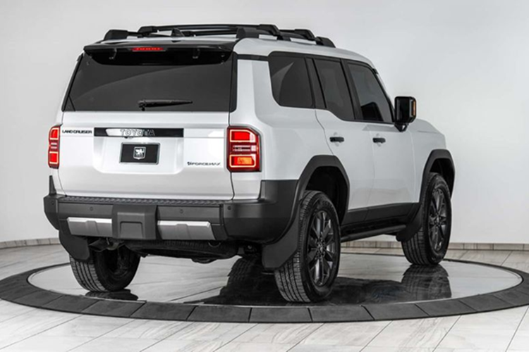 Dù không can thiệp vào động cơ, chiếc SUV vẫn sử dụng khối động cơ hybrid 4 xy-lanh tăng áp nguyên bản của Toyota, sản sinh 326 mã lực và mô-men xoắn 618 Nm. Sức mạnh này đủ để vận hành cỗ máy nặng nề, dù không thể so sánh với tốc độ của các phiên bản tiêu chuẩn.