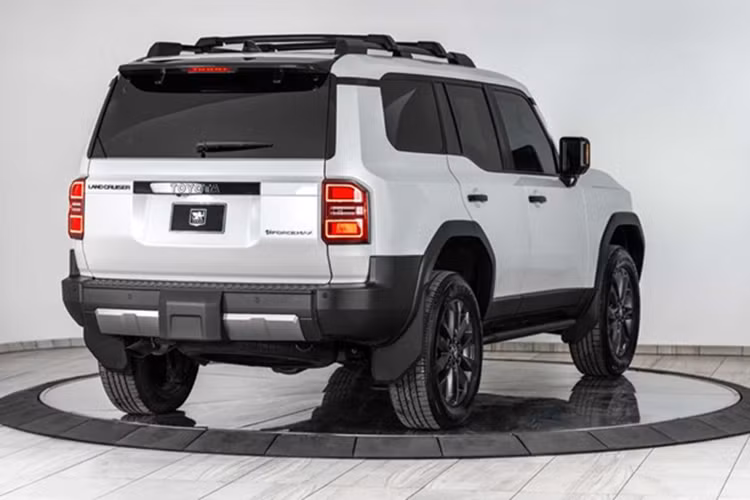 Dù không can thiệp vào động cơ, chiếc SUV vẫn sử dụng khối động cơ hybrid 4 xy-lanh tăng áp nguyên bản của Toyota, sản sinh 326 mã lực và mô-men xoắn 618 Nm. Sức mạnh này đủ để vận hành cỗ máy nặng nề, dù không thể so sánh với tốc độ của các phiên bản tiêu chuẩn.