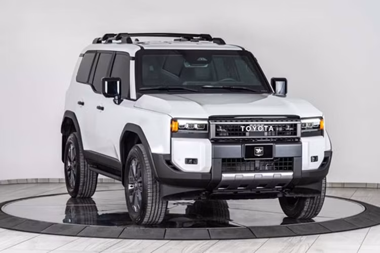 Inkas - một hãng độ xe danh tiếng đến từ Canada, vừa nâng tầm Toyota Land Cruiser bọc thép chống đạn – mẫu xe này vốn đã là biểu tượng của dòng SUV địa hình bền bỉ – lên một đẳng cấp mới với gói nâng cấp bọc thép toàn diện.