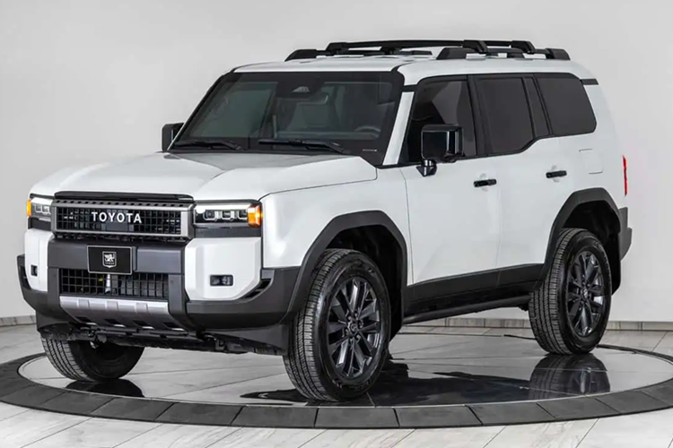 Với mẫu xe SUV Toyota Land Cruiser, hãng đã tạo ra một phiên bản đặc biệt, kết hợp vẻ ngoài vuông vức đặc trưng với khả năng chống chịu ấn tượng, phù hợp cho các chính trị gia, người nổi tiếng hoặc dùng trong những nơi xảy ra chiến sự 