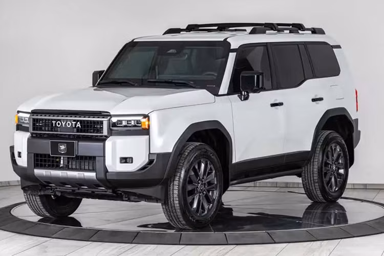 Với mẫu xe SUV Toyota Land Cruiser, hãng đã tạo ra một phiên bản đặc biệt, kết hợp vẻ ngoài vuông vức đặc trưng với khả năng chống chịu ấn tượng, phù hợp cho các chính trị gia, người nổi tiếng hoặc dùng trong những nơi xảy ra chiến sự 