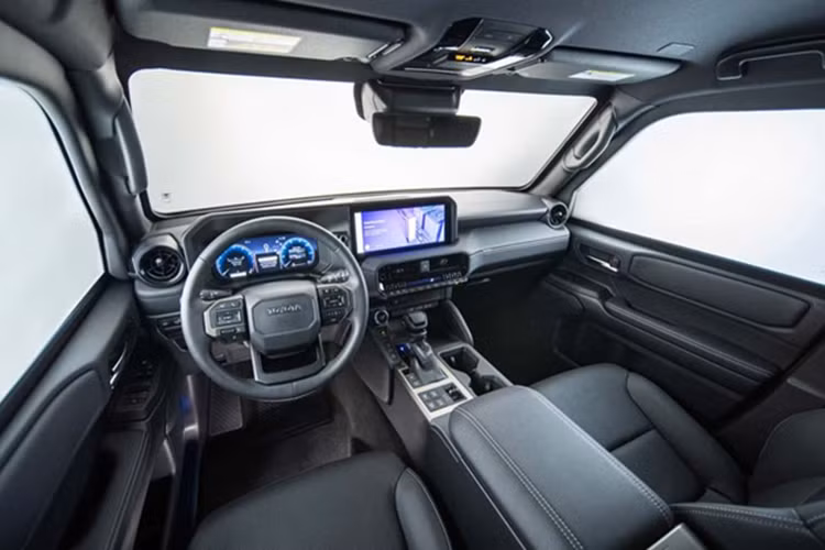 Theo công ty, Land Cruiser bọc thép có thể chịu được đạn từ súng trường tấn công như AK-47 và cả vụ nổ từ lựu đạn cầm tay – mức độ bảo vệ thường thấy ở xe quân sự hơn là SUV dân dụng.