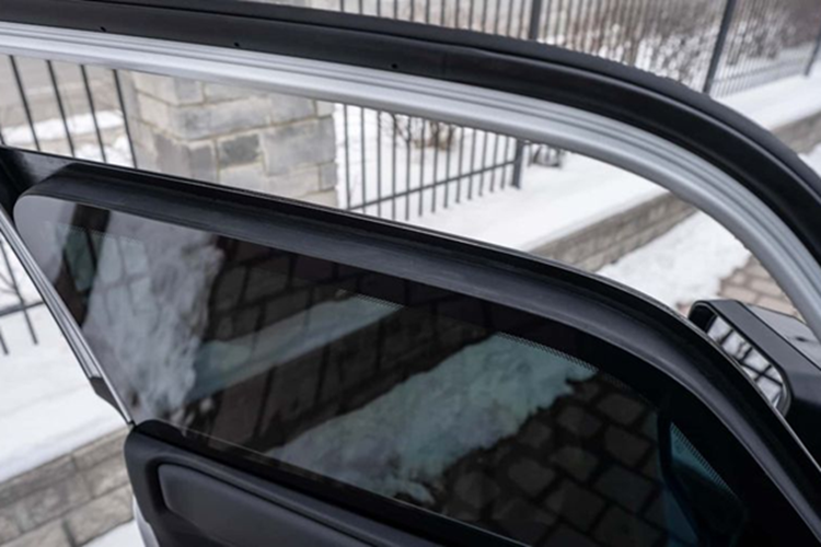 Khách hàng có thể tùy chỉnh thêm nhiều tính năng cao cấp như bọc thép khoang động cơ, hệ thống dập lửa tự động, lọc không khí chống độc, đèn nháy cảnh báo, công nghệ quan sát ban đêm, cản trước/sau gia cố, và thậm chí là cửa thoát hiểm trên nóc xe.