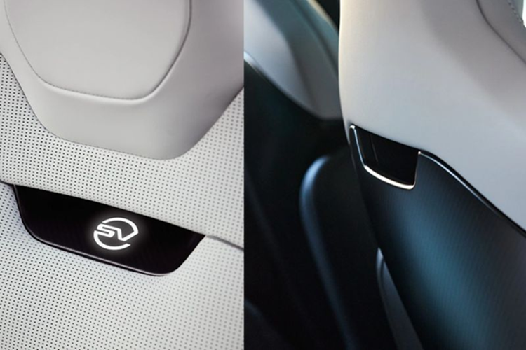 Bên trong, nội thất Range Rover Sport SV Park City tiếp tục phong cách hai tông màu Light Cloud và Ebony, sử dụng da cao cấp. Ghế trước được bọc tinh tế với lưng ghế làm từ sợi carbon SV Satin Twill, cùng các chi tiết viền sợi carbon.