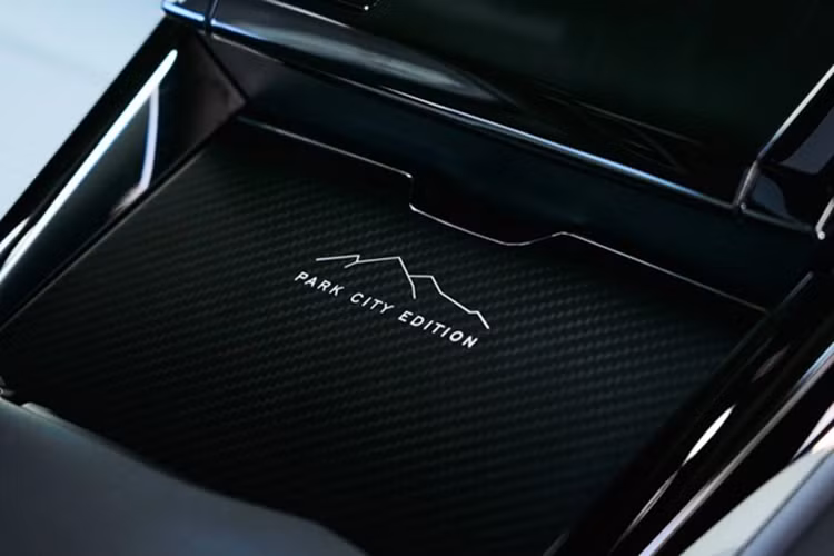 Điểm nhấn khác bao gồm giá để cốc SV Bespoke cá nhân hóa, huy hiệu phiên bản đặc biệt và tấm ngưỡng cửa khắc dòng chữ “Park City Edition 1 of 3”, nhấn mạnh tính độc quyền của phiên bản này.