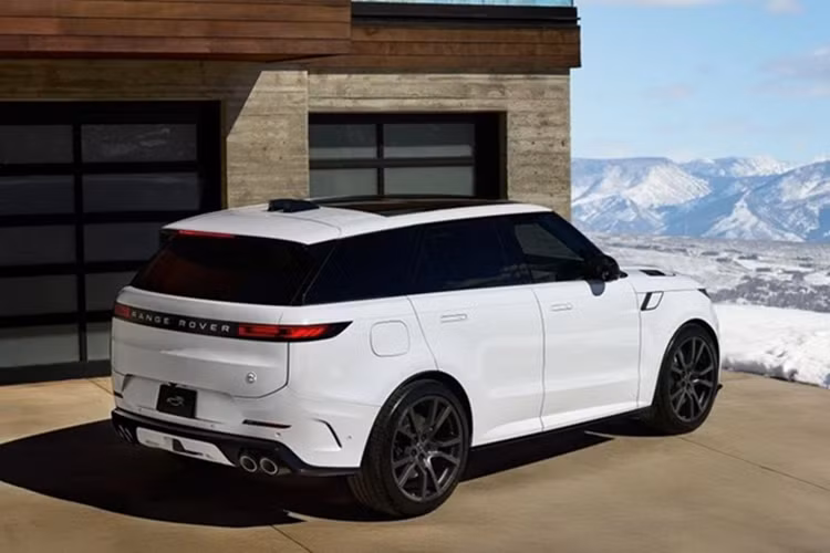 Khách hàng sở hữu xe còn nhận được hai bộ ván trượt Range Rover-Hinterland tùy chỉnh, thanh ngang và giá đỡ ván trượt gắn nóc. Đáng chú ý, một phần doanh thu sẽ được đóng góp cho chương trình SOS Outreach, hỗ trợ trẻ em tham gia các hoạt động ngoài trời.