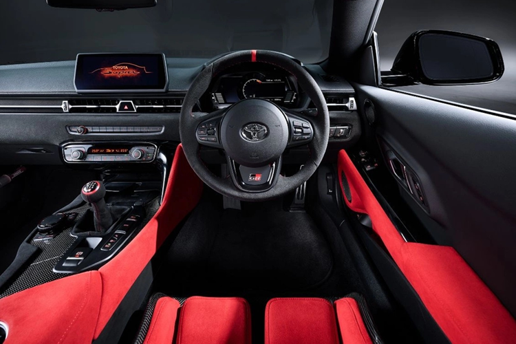 Điểm nhấn của phiên bản này chính là lớp sơn đen nhám độc quyền kết hợp với ngoại thất khí động học với các cánh gió phụ ở cản trước và sau, nắp capo, ốp hông...