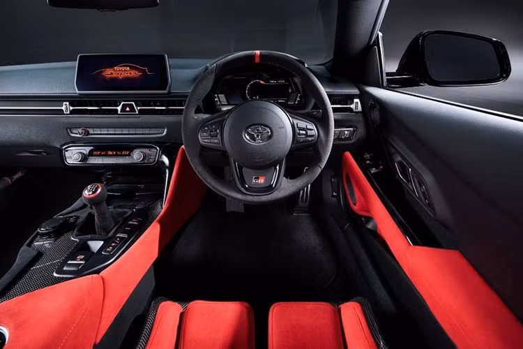 Điểm nhấn của phiên bản này chính là lớp sơn đen nhám độc quyền kết hợp với ngoại thất khí động học với các cánh gió phụ ở cản trước và sau, nắp capo, ốp hông...