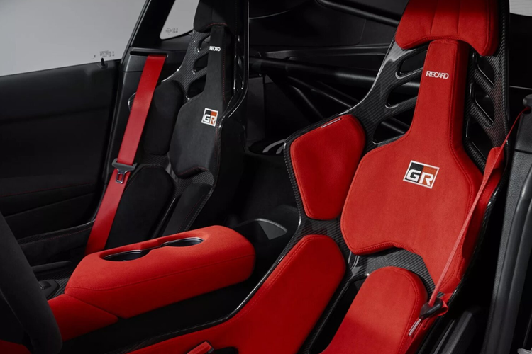 Phần đuôi nổi bật với cánh gió khí động học dạng cổ thiên nga, hệ thống ống xả hiệu năng cao Akrapovic. Nội thất bản Final Edition trang bị ghế Recaro sợi carbon miếng đệm bọc Alcantara màu đỏ, dây an toàn màu đỏ. Bệ tay trung tâm được ốp sợi carbon, tăng thêm vẻ thể thao.