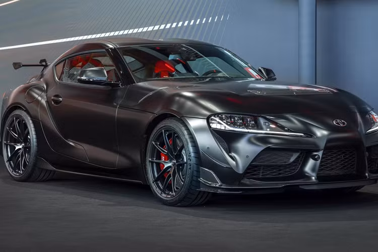 Phiên bản Supra tiêu chuẩn động cơ 3.0L có giá khởi điểm là 80.000 USD (2,05 tỷ đồng) trong khi phiên bản 2 lít giá từ 69.000 USD khoảng 1,76 tỷ đồng.