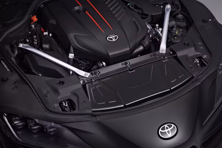 Đặc biệt, GR Supra A90 Final Edition chỉ có hộp số sàn 6 cấp và hệ dẫn động cầu sau. Tốc độ tối đa lên đến 270 km/h, cao hơn mức giới hạn thường gặp là 250 km/h. Trong khi đó, phiên bản tiêu chuẩn công suất dao động từ 335-382 mã lực và mô-men xoắn từ 495-500 Nm.