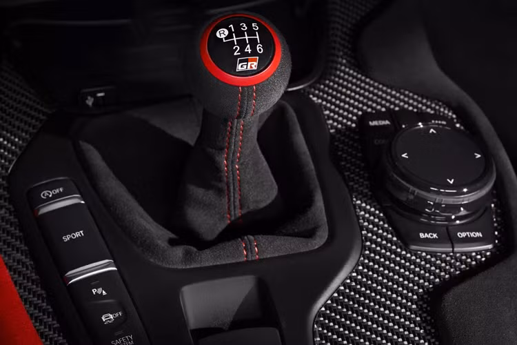 GR Supra A90 Final Edition trang bị bộ mâm 19 inch ở bánh trước và 20 inch ở bánh sau, kết hợp với lốp Michelin Pilot Sport Cup 2 và hệ thống phanh Brembo, hệ thống treo hiệu suất cao KW có thể điều chỉnh, thanh cân bằng, thiết lập góc camber bánh âm nhằm cải thiện cảm giác lái.