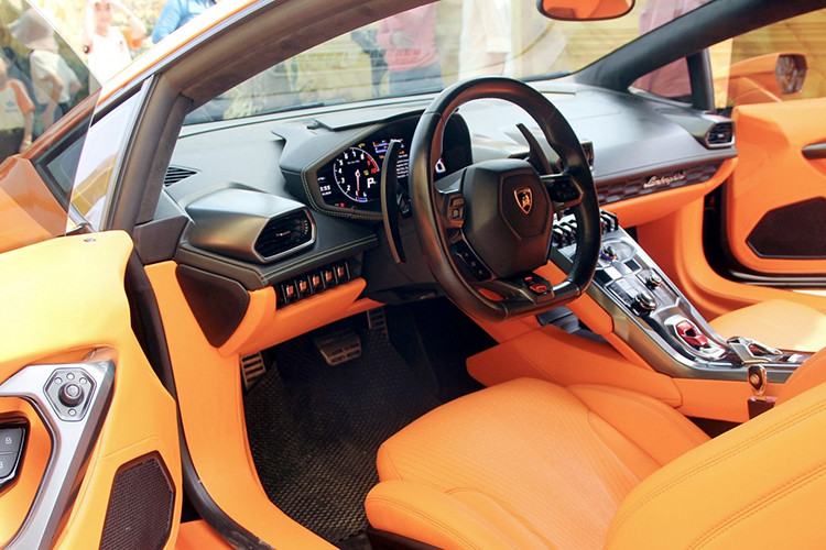 Nội thất của chiếc Lamboghini Huracan LP610-4 này còn mới do chủ cũ đã bọc lại toàn bộ khoang lái bằng tông màu cam chủ đạo. Các nút bấm vật lý hay chi tiết bằng nhựa vẫn giữ được độ mới. Xe không có các tùy chọn ốp trang trí làm từ chất liệu carbon.