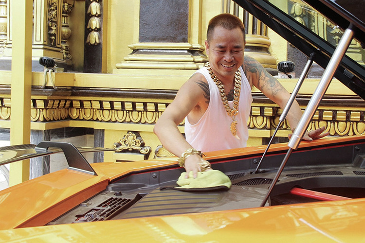 Cũng theo người bán cho biết, siêu xe này từng qua tay nhiều chủ nhân trước khi được đại gia Nghệ An mua lại, một trong số đó có đại gia lan đột biến ở TP.HCM. Ở thời điểm mua mới, chủ xe phải bỏ ra khoảng 18 tỷ đồng để sở hữu chiếc Huracan LP610-4. Như vậy, sau gần 10 năm sử dụng, giá trị xe đã giảm tới 50%.