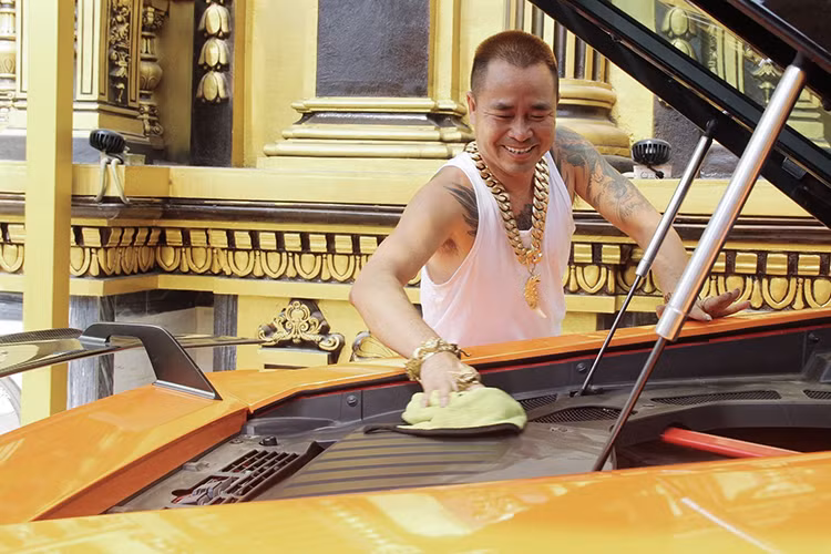 Cũng theo người bán cho biết, siêu xe này từng qua tay nhiều chủ nhân trước khi được đại gia Nghệ An mua lại, một trong số đó có đại gia lan đột biến ở TP.HCM. Ở thời điểm mua mới, chủ xe phải bỏ ra khoảng 18 tỷ đồng để sở hữu chiếc Huracan LP610-4. Như vậy, sau gần 10 năm sử dụng, giá trị xe đã giảm tới 50%.