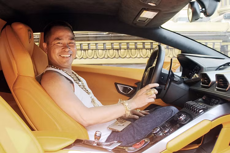 Về nguyên bản, chiếc Lamborghini Huracan LP610-4 trong bài hữu màu sơn ngoại thất cam nổi bật. Khu vực thân và đầu xe được dán chữ decal tạo điểm nhấn. Xe được trang bị bộ lazang 5 chấu sơn màu đỏ cá tính.