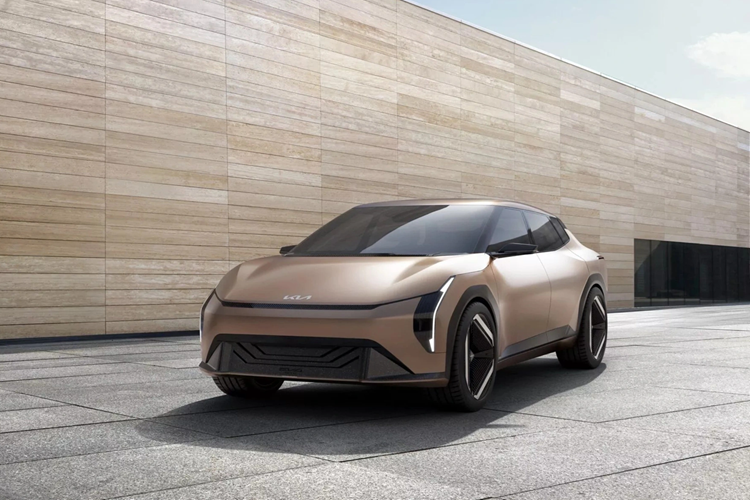 Kia EV4 GT-Line có cản trước và sau được tạo hình to bảng, mang tới sự góc cạnh hơn, kết hợp bộ mâm 19 inch họa tiết tam giác độc đáo. Về phía Kia chưa xác thực EV4 bản GT có phải là chiếc xe điện hiệu suất cao tương tự như các biến thể GT-Line của xe trang bị động cơ đốt trong hay không.