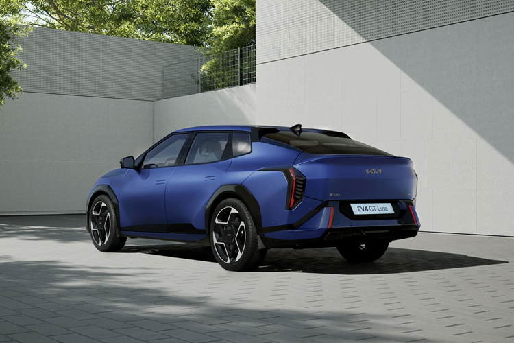 Trong khi đó, mẫu xe điện Kia EV4 hatchback mang đến thiết kế mạnh mẽ và đa dụng hơn, với các cột C sơn đen táo bạo, vòm bánh xe điêu khắc và các chi tiết hình học ở phần thân dưới. Thiết kế phía sau của hatchback vẫn giữ dáng vẻ rộng và bệ vệ như phiên bản sedan nhưng bổ sung thêm kính hậu nghiêng và cụm đèn hậu đặt rộng hơn.