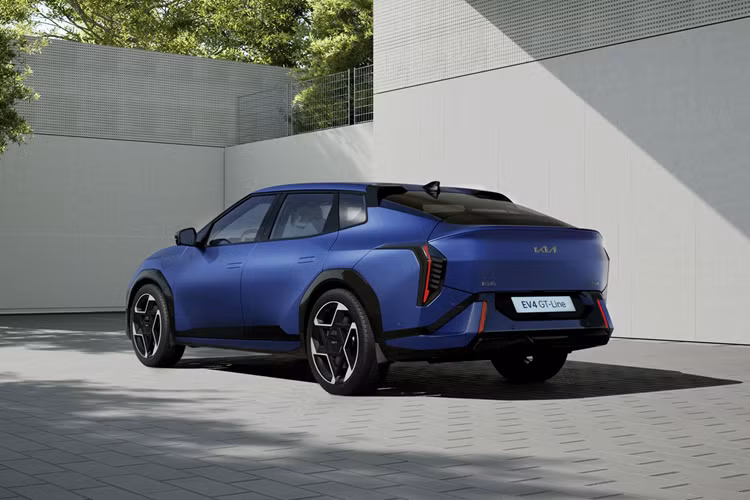 Trong khi đó, mẫu xe điện Kia EV4 hatchback mang đến thiết kế mạnh mẽ và đa dụng hơn, với các cột C sơn đen táo bạo, vòm bánh xe điêu khắc và các chi tiết hình học ở phần thân dưới. Thiết kế phía sau của hatchback vẫn giữ dáng vẻ rộng và bệ vệ như phiên bản sedan nhưng bổ sung thêm kính hậu nghiêng và cụm đèn hậu đặt rộng hơn.