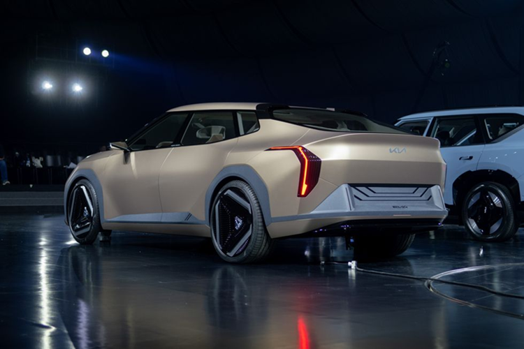 Vào ngày 27/ 2, các thông số kỹ thuật chi tiết và tính năng sản phẩm của EV4 sẽ được công bố chính thức. Ngoài ra, Kia dự kiến phát hành một video sự kiện đặc biệt trên kênh Kia Worldwide YouTube vào tháng 3.