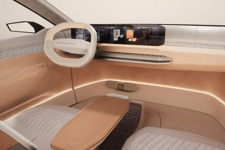 Tất nhiên, mẫu hatchback dành cho những ai cần nhiều không gian chứa đồ hơn với cách bố trí linh hoạt hơn. Kia EV4 phiên Bản GT-Line mang phong cách thể thao hơn Cả hai biến thể sedan và hatchback của EV4 đều có phiên bản GT-Line cao cấp, mang đến phong cách thể thao hơn với các chi tiết thiết kế độc quyền.