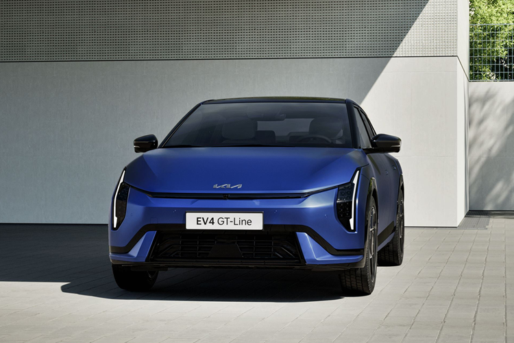 Hãng xe Hàn Quốc tự hào giới thiệu mẫu Kia EV4 sedan chạy điện với thiết kế khí động học, sở hữu nắp ca-pô thấp, phần đuôi kéo dài và kiểu dáng fastback mượt mà.