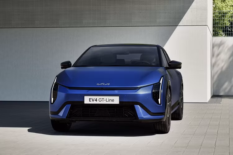 Hãng xe Hàn Quốc tự hào giới thiệu mẫu Kia EV4 sedan chạy điện với thiết kế khí động học, sở hữu nắp ca-pô thấp, phần đuôi kéo dài và kiểu dáng fastback mượt mà.