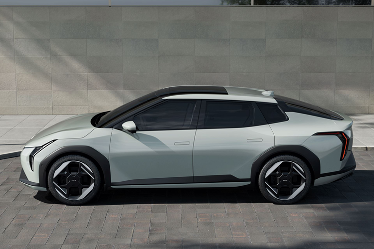 "Kia EV4 là minh chứng rõ ràng cho cam kết của chúng tôi trong việc tái định nghĩa phương tiện di chuyển và mở rộng ranh giới của thiết kế. Bằng cách cung cấp cả phiên bản sedan và hatchback, chúng tôi mang đến cho khách hàng trải nghiệm độc đáo về sự hiện đại và tính thực tiễn theo yếu tố cốt lõi của dòng xe điện Kia phù hợp với phong cách sống và nhu cầu đa dạng của họ." - Karim Habib, Phó Chủ tịch Điều hành kiêm Giám đốc Thiết kế Toàn cầu của Kia chia sẻ.